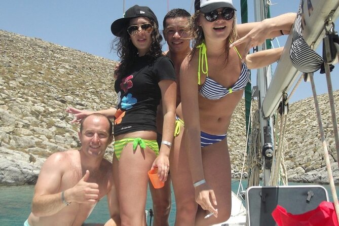 Mykonos Half-Day Catamaran Minicruise With Lunch or Dinner - Towels and Amenities