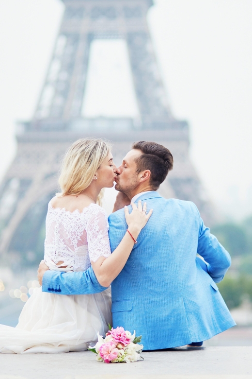 6 paris romantic couple photoshoot with flower bouquet Paris: Romantic Couple Photoshoot (With Flower Bouquet!)