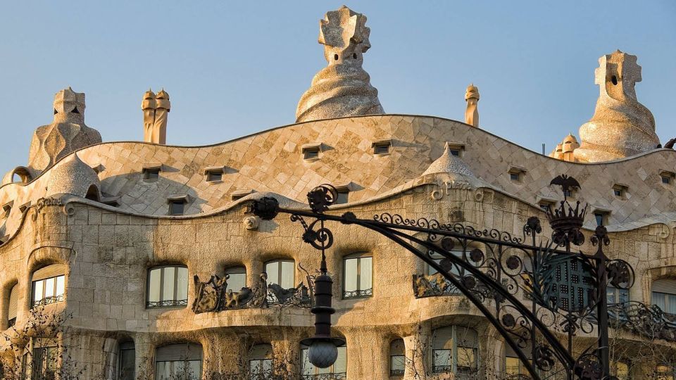 Barcelona: Evening Walking Tour in the Gaudi Area With Tapas - Common questions