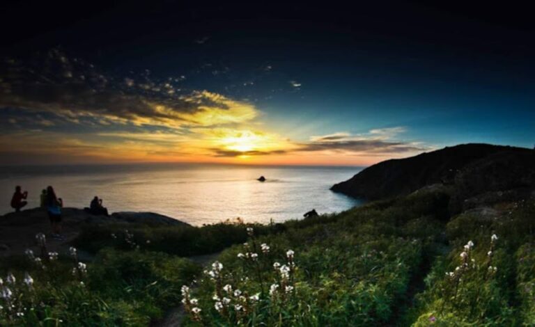 From Santiago: Finisterre Lighthouse Sunset Tour