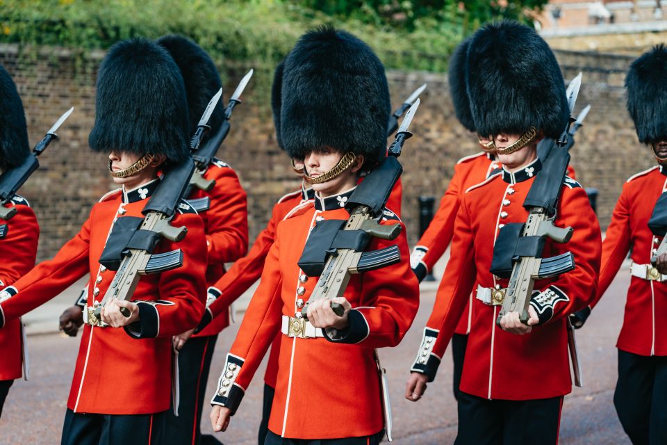 London: Experience the Changing of The Guard - Background