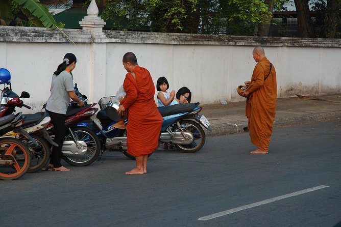 Monks Morning Almsgiving Tour (Food Offering) - Common questions