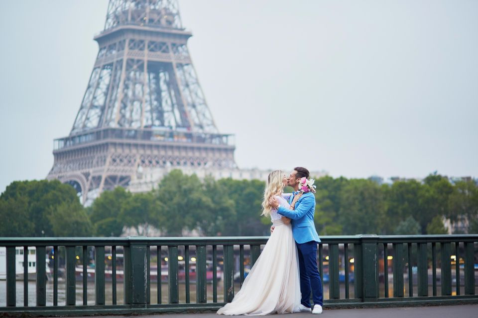 Paris: Romantic Couple Photoshoot (With Flower Bouquet!) - Photography Experience