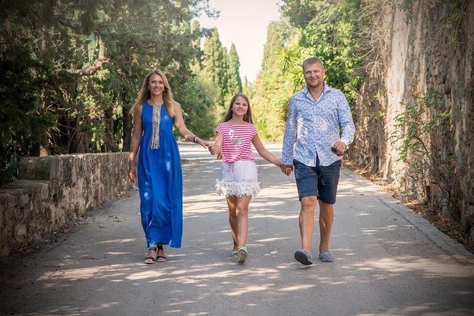 Private Photo Session With a Local Photographer in Tarragona - Key Points
