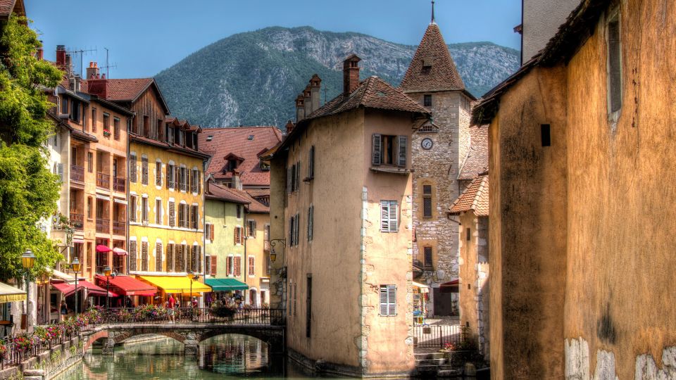 Annecy: City Exploration Game and Tour on Your Phone - Meeting Point and Flexibility