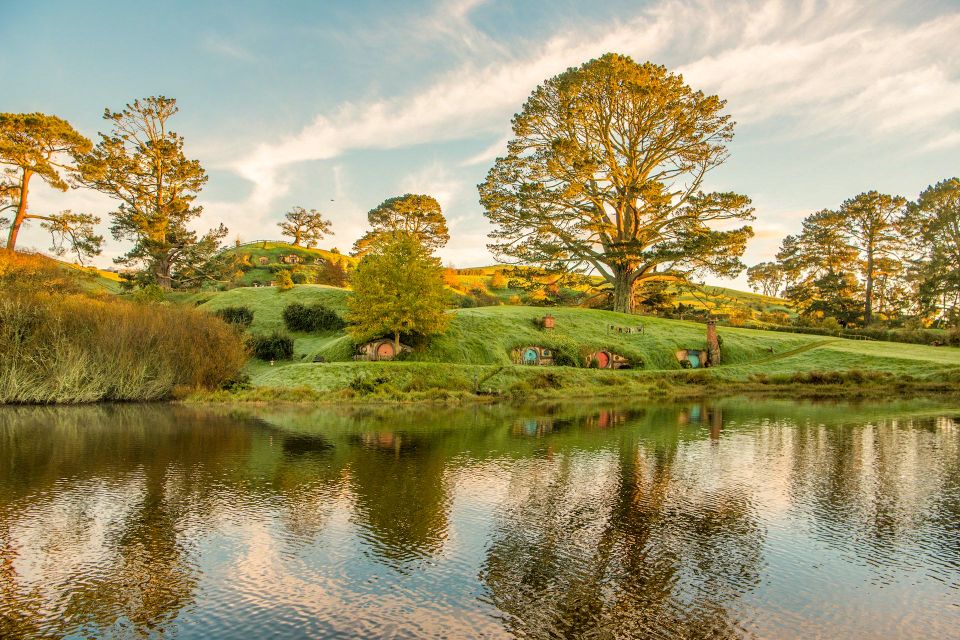 Auckland: Hobbiton Movie Set Day Trip With Festive Lunch - Key Points