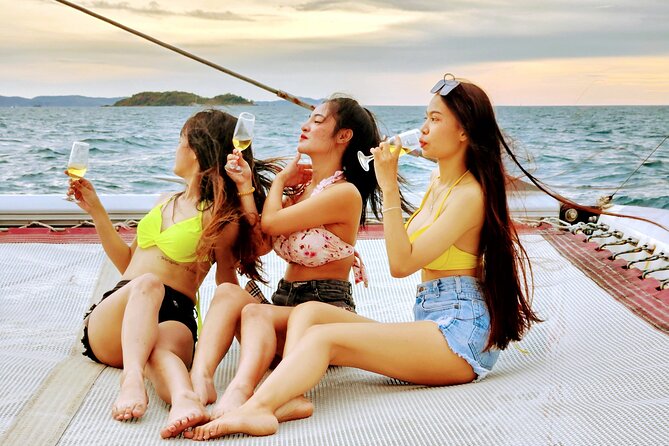 Baliblue Sunset Yacht Cruise Party With Music, Dancer at Pattaya - Key Points