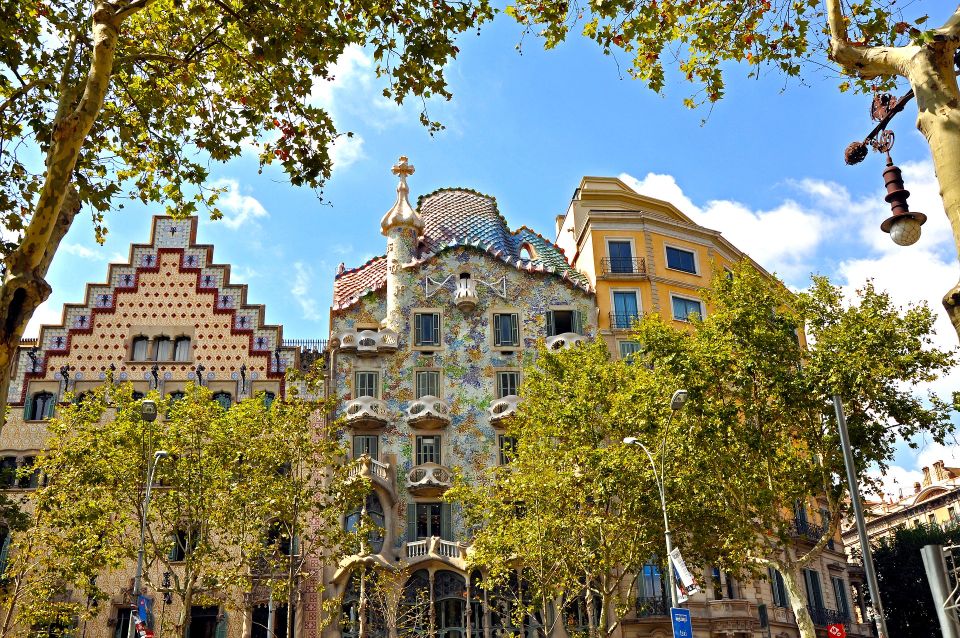 Barcelona: Gaudí Walking Tour With Casa Vicens and Casa Milà