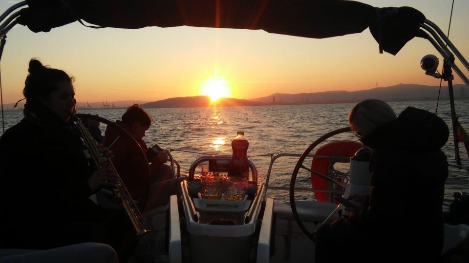 Barcelona: Sunset Live Sax and Sailing Experience - Key Points