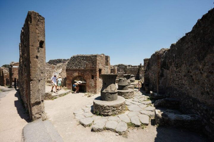 Family Tour of Pompeiis Teatro Grande and Historic Streets. - Key Points