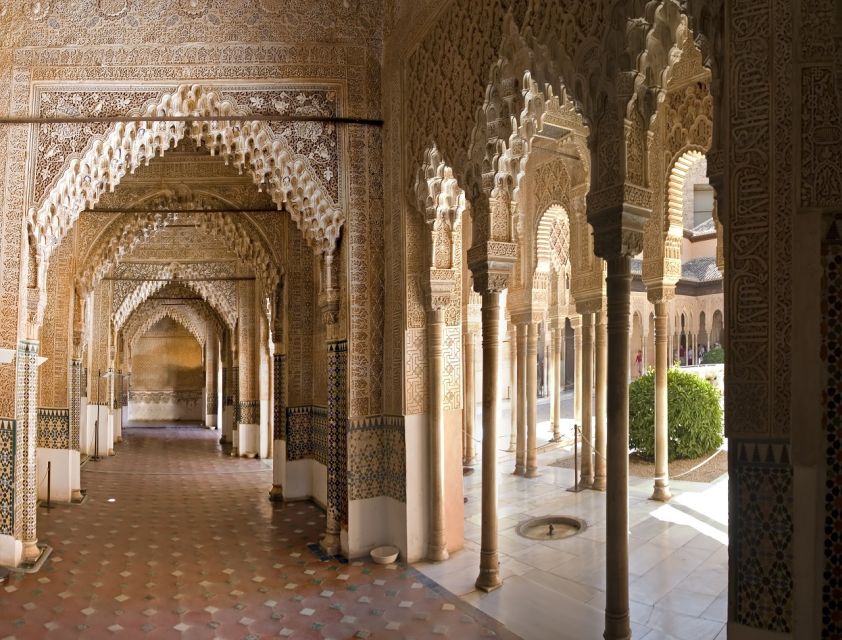 Granada: Alhambra and Albaicín Small Group Tour - Key Points