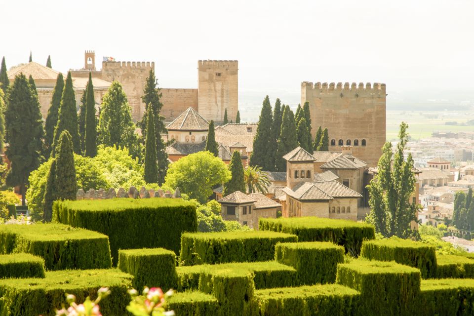 Granada: Alhambra Gardens, Generalife & Alcazaba Guided Tour - Key Points