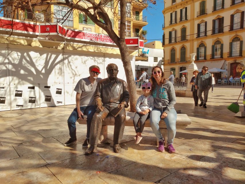 Malaga: Sightseeing Treasure Hunt & Private Paparazzi - Key Points