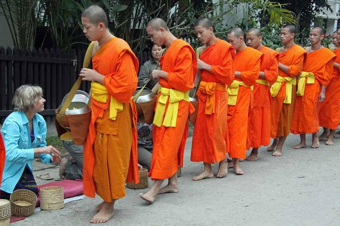 Monks Morning Almsgiving Tour (Food Offering) - Key Points