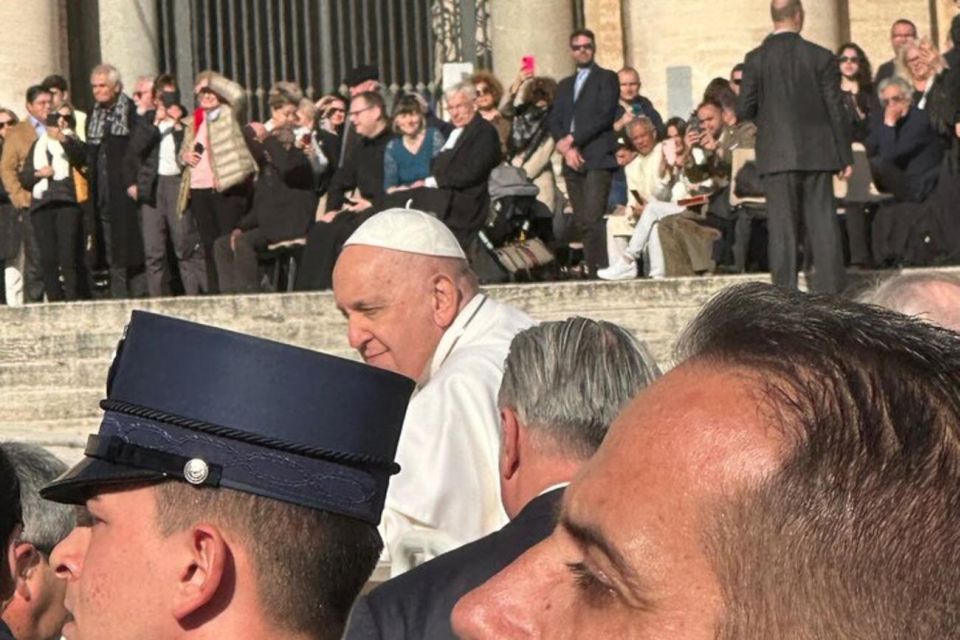 newlywed couples blessing during pope francis audience Newlywed Couples Blessing During Pope Francis Audience