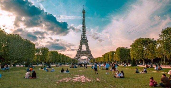 Paris: Capture the Most Photogenic Spots With a Local - Key Points