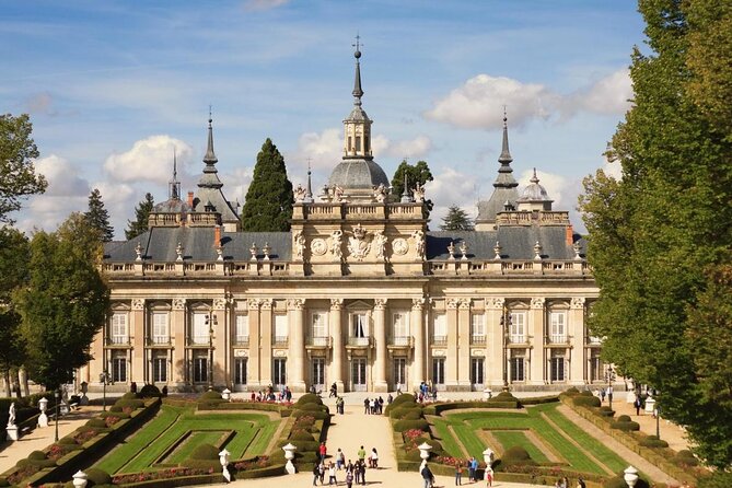 Private Guided Tour With Admission to La Granja and Fabrica De Vidrio - Key Points