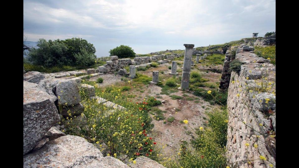 Santorini Walk Hiking Experience to Ancient Thira - Key Points