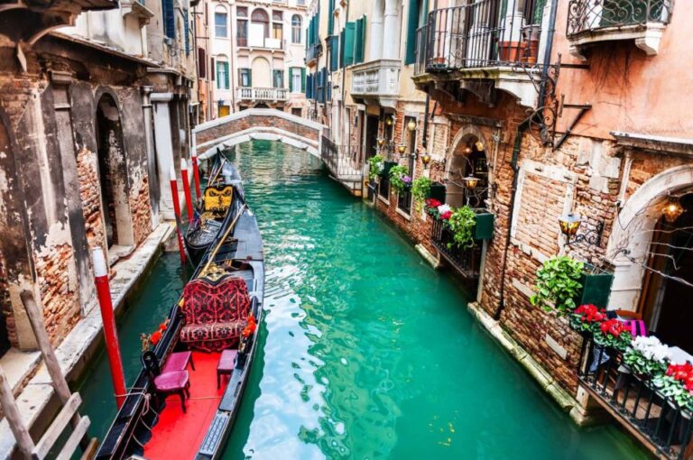 Exclusive Gondola Ride With Guided Old Town Tour