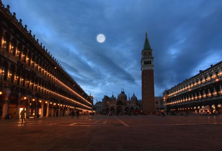 Venice: Evening Walk With Exclusive Access to Saint Marks