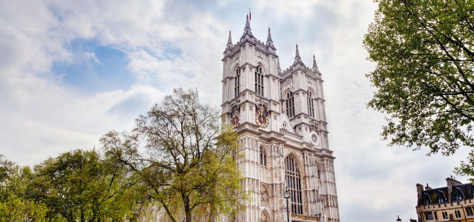 London: App-Based Walking Tour With 15 Stops - Tower of London Visit