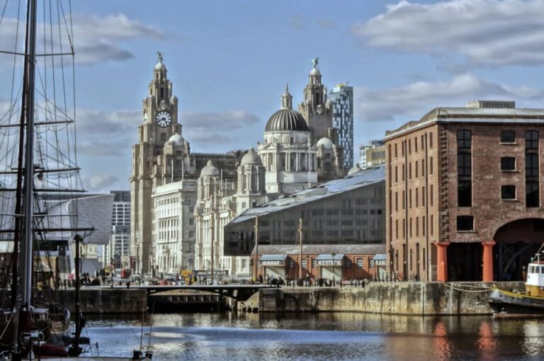 Liverpool: Pirate Pub Crawl & Boat Tour