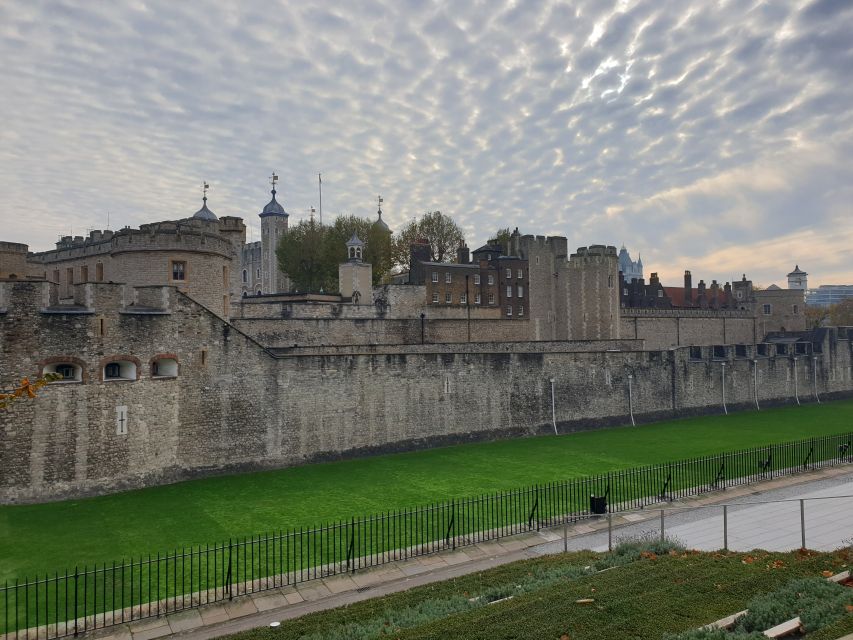 Roman Ruins to Blitz Bombings: Londons Fiery History - Tudor Era and Civil War