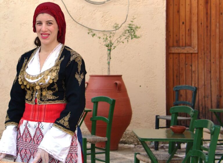 Heraklion: Cretan Folklore Night With Buffet at Karouzanos