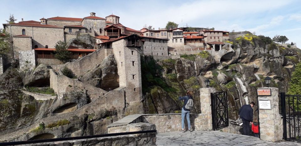 Kalabaka: Meteora Monasteries Minibus Tour With Photo Stops - Photo Opportunities