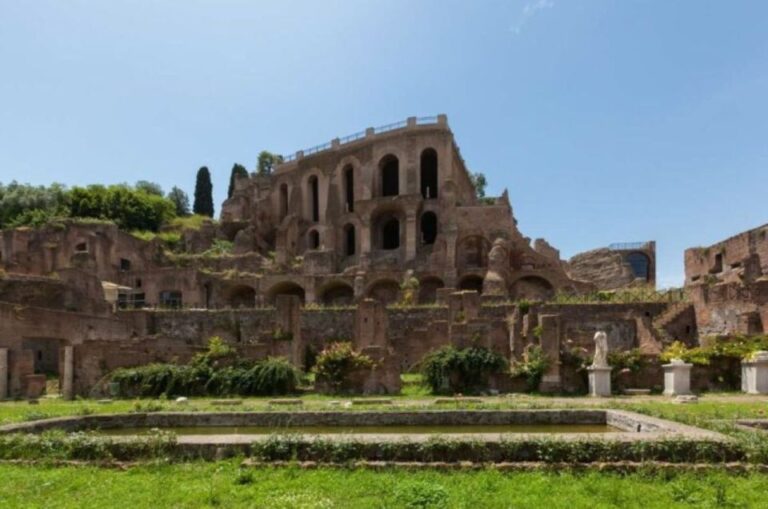 Rome: Women of Ancient Rome Walking Tour & Colosseum