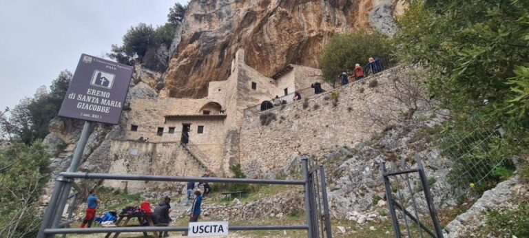 Umbria: Menotre Valley and Rasiglia Hiking Tour With Lunch