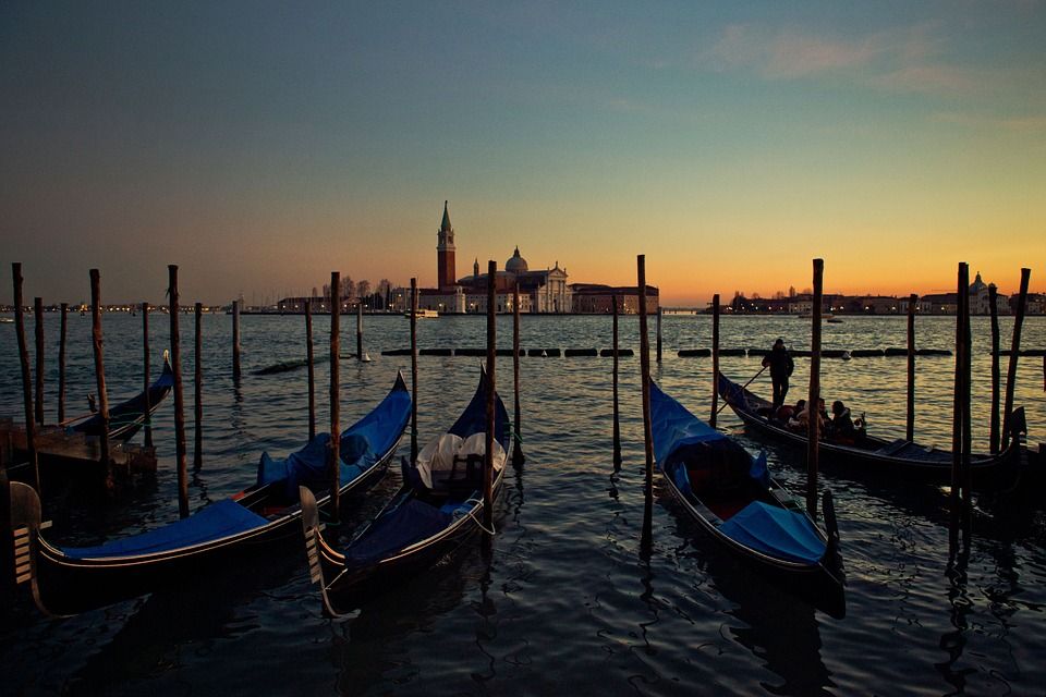 Venice: Private Evening Stroll With Gondola Ride - Key Points