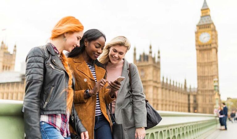 London: Smartphone Scavenger Hunt and City Walking Tour