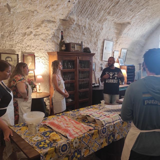 Rome: Wine Tasting and Pizza Making Class at a Vineyard