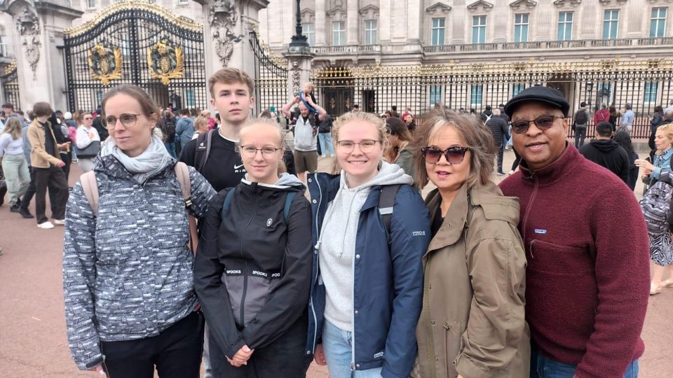 London: Royal Family and Changing of the Guards Walking Tour - Local Guide Experience