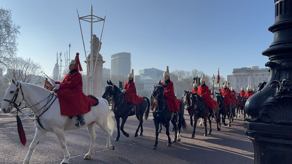 London: Royal Family and Changing of the Guards Walking Tour - Language Options