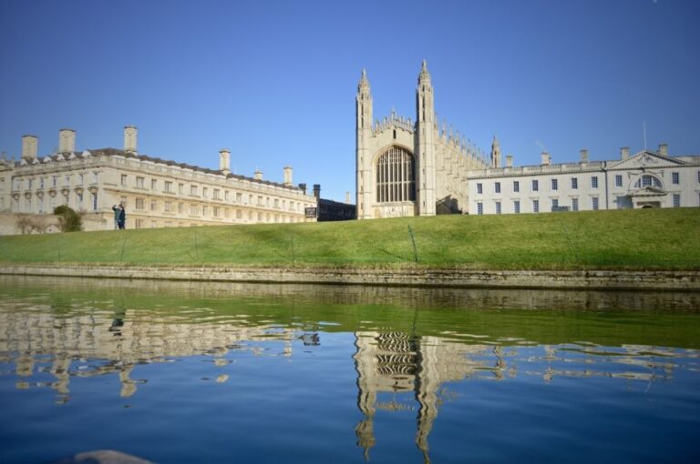 Cambridge: Shared Chauffeured Punting Tour