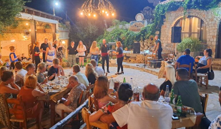 Chania: Cretan Folklore Dance Show With Dinner and Pickup