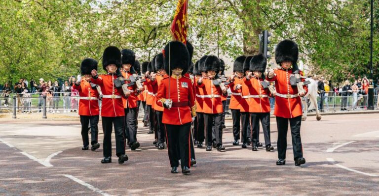 London: Changing of the Guard Walking Tour Experience