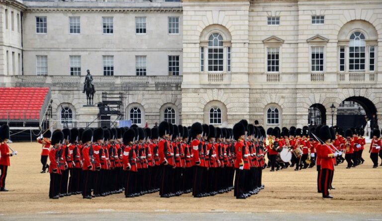 London: Self-Guided Mystery Tour by Buckingham Palace (ENG)