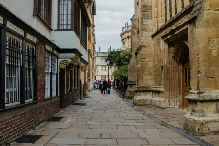 Oxford: Walking Tour and Carfax Tower Entry Ticket