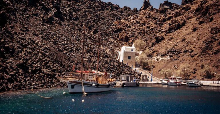 Santorini: Boat Tour in Volcano, Hot Springs and Thirassia