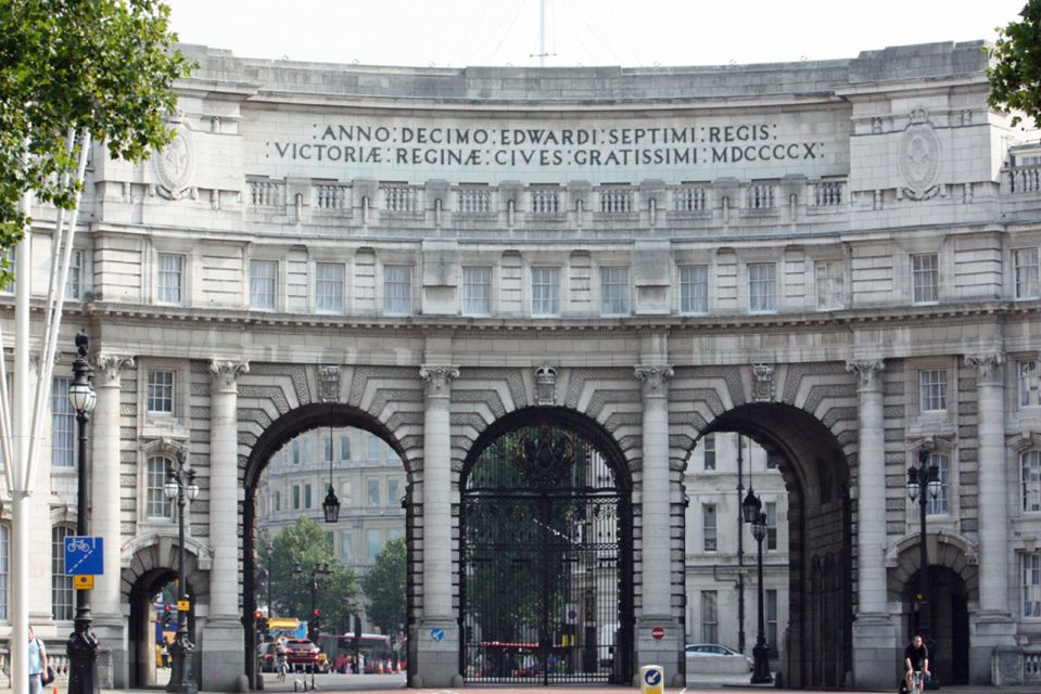 London: Smartphone Heritage Walks Trafalgar Square - Activity Highlights