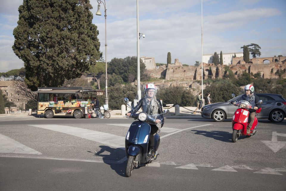 Rome: Colosseum and Pyramid of Cestius Vespa Tour in German - Highlights