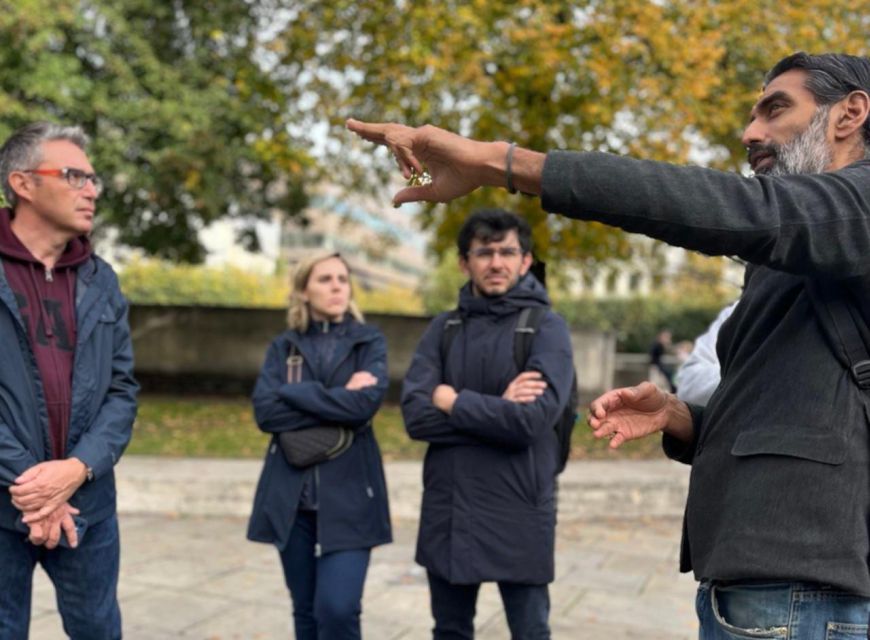 London Historical Walking Tour - The Bull and the Dragon - Meeting Point