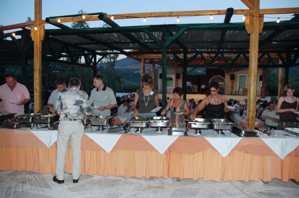 Chania: Cretan Folklore Night With Buffet and Transfer - Folklore Night Experience Overview