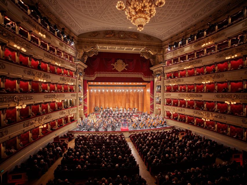 Milan: Private Tour of La Scala & Duomo With Gelato Tasting - Meeting Point