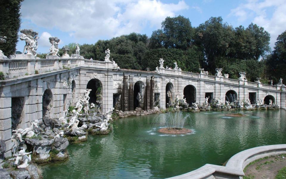 From Naples :Enjoy Reggia Di Caserta and Masaniellis Pizza - Key Points