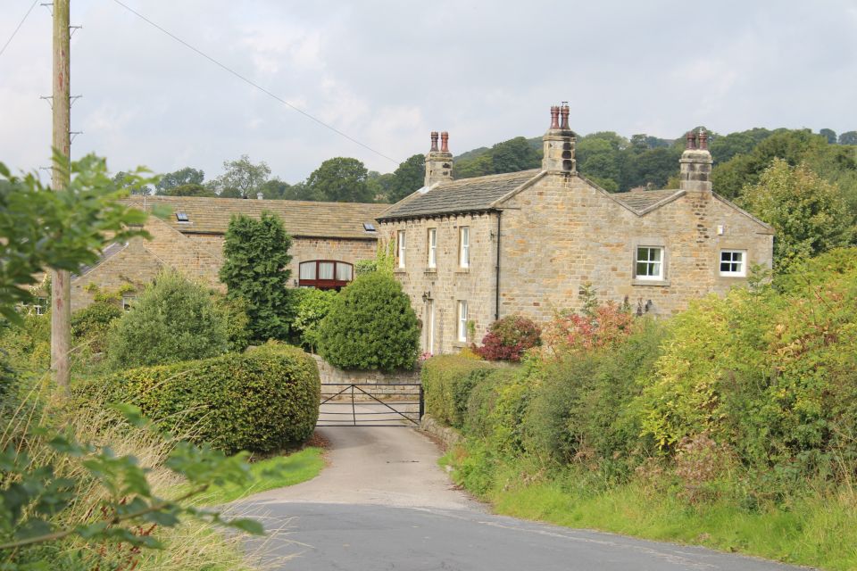 From Leeds: Yorkshire Dales Emmerdale Locations Bus Tour - Meeting Point