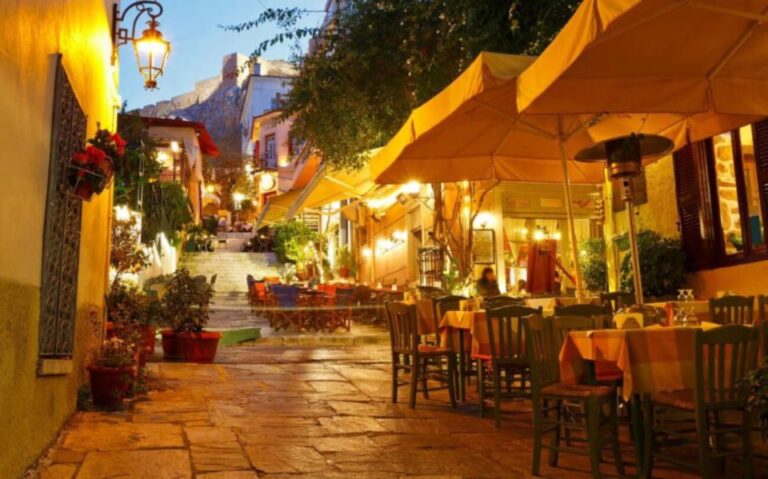 Athens: Night Walking City Tour in English or Spanish